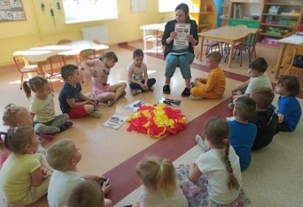 grupa dzieci podczas zajęć o strażakach