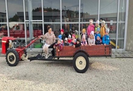 grupa dzieci przedszkolnych podczas wycieczki do muzeum motoryzacji w Kąkolewicach