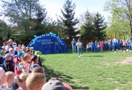Dzieci z Przedszkola w Margoninie podczas Niebieskich Igrzyska z okazji Miesiąca Wiedzy na Temat Autyzmu