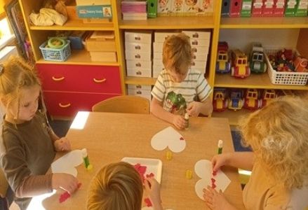 grupa dzieci przedszkolnych podczas obchodów Święta Niepodległości