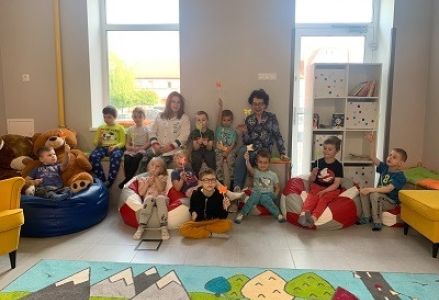 zdjęcie grupowe z bibliotekarką