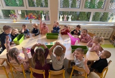 grupa dzieci przedszkolnych podczas zakładania zielonej hodowli