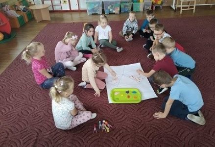 dzieci stemplują kontur parasolki