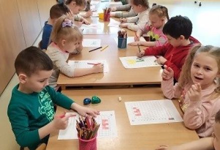 dzieci podczas wykonywania zadań matematycznych