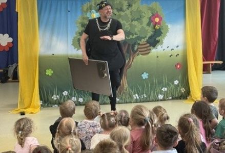 grupa dzieci przedszkolnych podczas spektaklu teatralno - muzycznego