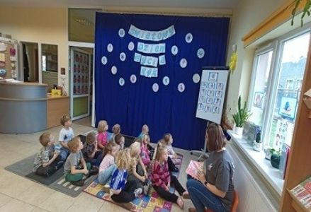 grupa dzieci przedszkolnych podczas zajęć na temat higieny