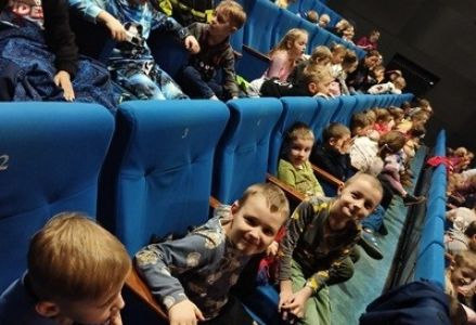 grupa dzieci przedszkolnych podczas spektaklu w ChDK pt.: "Jaś i Małgosia"