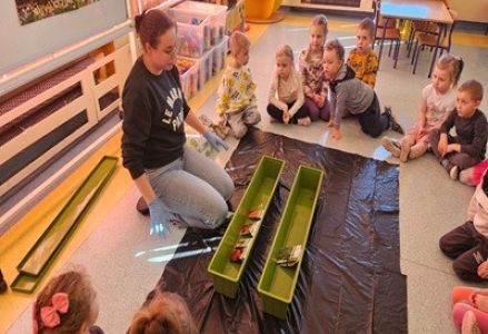 Dzieci z grupy przedszkolnej podczas zakładania wiosennego ogródka