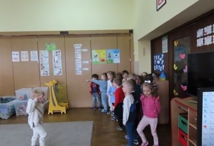 Dzieci z grupy przedszkolnej podczas zabaw edukacyjnych z wykorzystaniem ruchu
