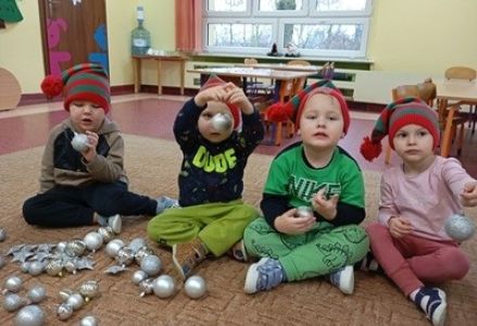 grupa dzieci przedszkolnych podczas ubierania choinki
