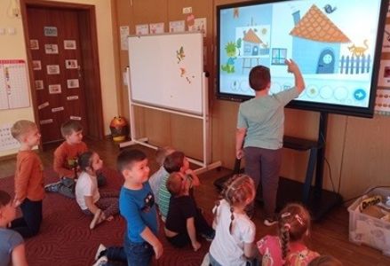 grupa dzieci podczas zajęć z tablicą interaktywną 2024