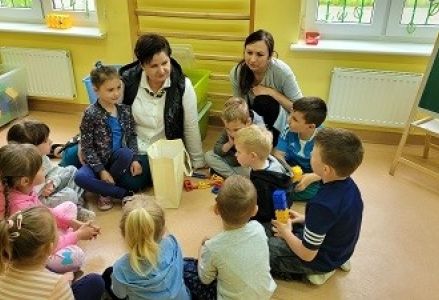 grupa dzieci podczas zabaw