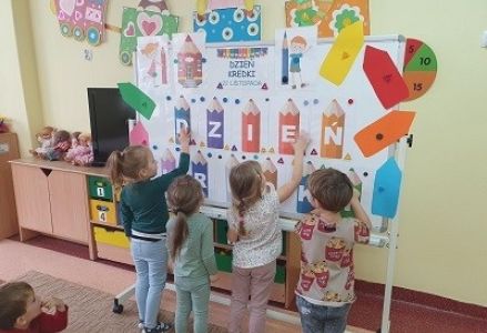 dzieci w przedszkolu obchodzą Dzień Kredki