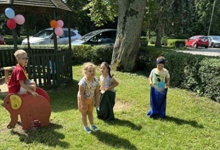 grupa dzieci przedszkolnych podczas festynu rodzinnego