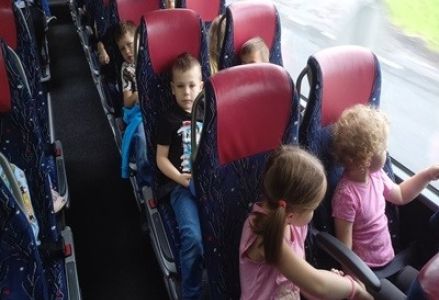 grupa dzieci przedszkolnych podczas wycieczki autokarowej do Deli Parku k. Poznania
