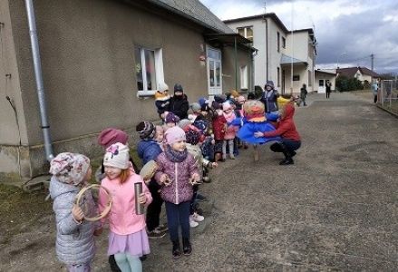Korowód dzieci ustawionych parami przed przedszkolem