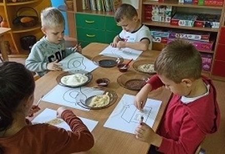 siedzą przy stoliku