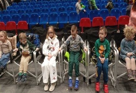 grupa dzieci przedszkolnych podczas spektaklu w ChDK pt.:  ”Detektyw Pozytywka do usług”