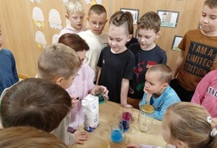 grupa dzieci przedszkolnych podczas zabaw badawczych