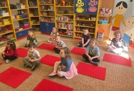 grupa dzieci przedszkolnych podczas wiosennych zajęć otwartych z rodzicami