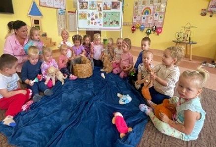 grupa dzieci przedszkolnych podczas zajęć o domowych ulubieńcach