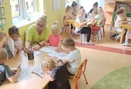dzieci bawią się przy stoliku