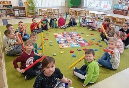 grupa dzieci przedszkolnych podczas zajęć z wykorzystaniem bum bum rurek