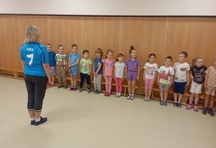 grupa dzieci przedszkolnych podczas gimnastyki korekcyjnej w ramach MoveWeek
