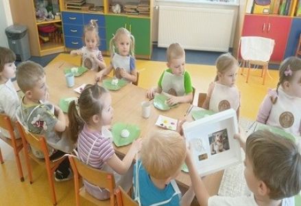 grupa dzieci przedszkolnych podczas wielkanocnych warsztatów gipsowych