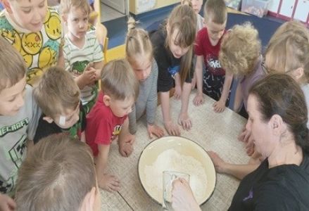grupa dzieci przedszkolnych podczas zajęć dotyczących wulkanów