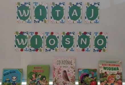 grupa dzieci przedszkolnych podczas Powitania Wiosny oraz Dnia Kolorowych Skarpetek