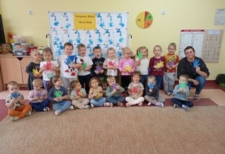 grupa dzieci przedszkolnych podczas zajęć na temat przestrzegania zasad higieny w przedszkolu