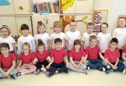 grupa dzieci na zajęciach z patriotyzmu