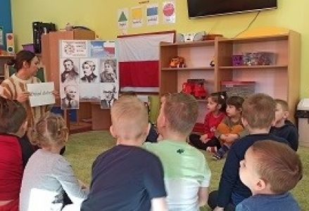 Przedszkolacy oglądają tablicę tematyczną