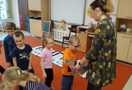 dzieci wybierają kształt z pudełka