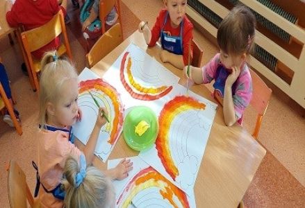 dzieci tęcza malowanie