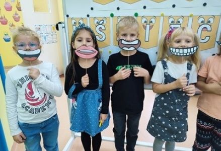 grupa dzieci przedszkolnych podczas obchodów dnia uśmiechu