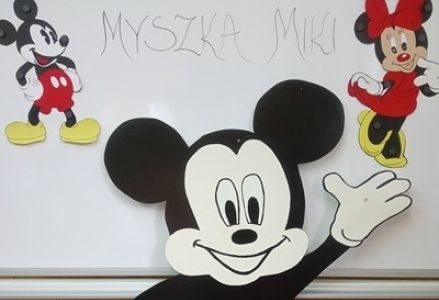 grupa dzieci przedszkolnych podczas obchodów Dnia Myszki Miki