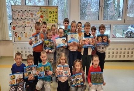grupa dzieci przedszkolnych podczas udziału w akcji "Śniadanie Daje Moc"