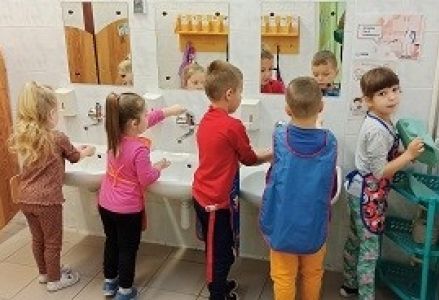 dzieci myją ręce