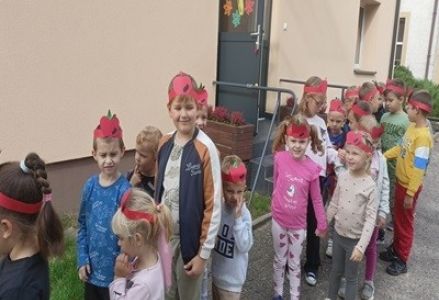 grupa dzieci przedszkolnych podczas obchodów dnia jablkaowej