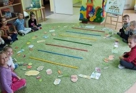 DZIECI NA DYWANIE