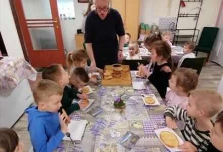 grupa dzieci przedszkolnych podczas wycieczki na Ranczo Tomaszówka na warsztaty wiosenne
