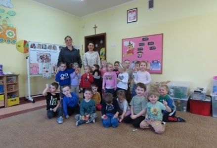 Dzieci z grupy przedszkolnej podczas zajęć z logopedą - mamą Jakuba
