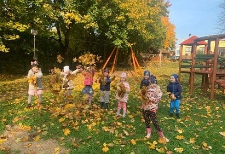 dzieci mają bukiety z lisci