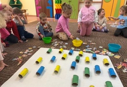 Dzieci z grupy przedszkolnej podczas zajęć o tematyce ekologicznej