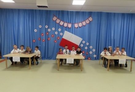 grupa dzieci przedszkolnych podczas obchodów Dnia Flagi 2025