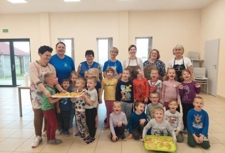 Dzieci z grupy Myszki Miki pieką rogale świętomarcińskie 2023