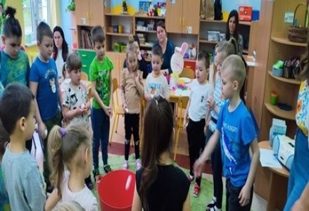 grupa dzieci podczas zajęć otwartych z rodzicami na temat Wielkanocy