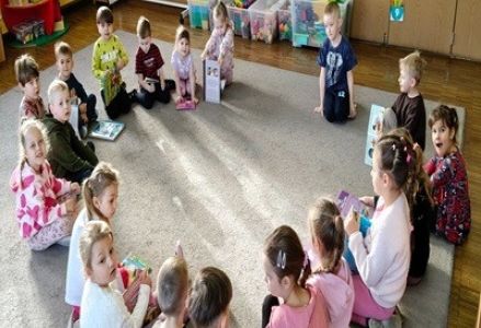 grupa dzieci przedszkolnych podczas zajęć językowych na temat książek